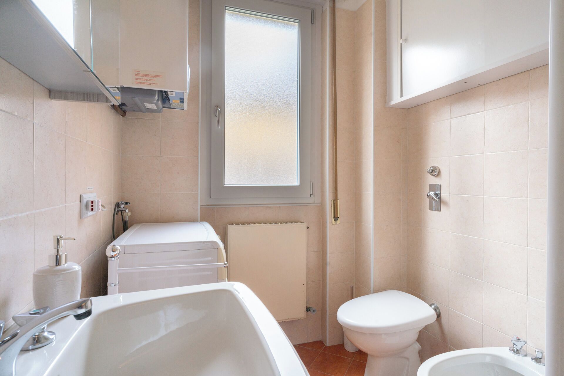 Douche, sèche-cheveux, bidet, serviettes fournies