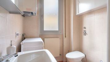 Dusche, Haartrockner, Bidet, Handtücher