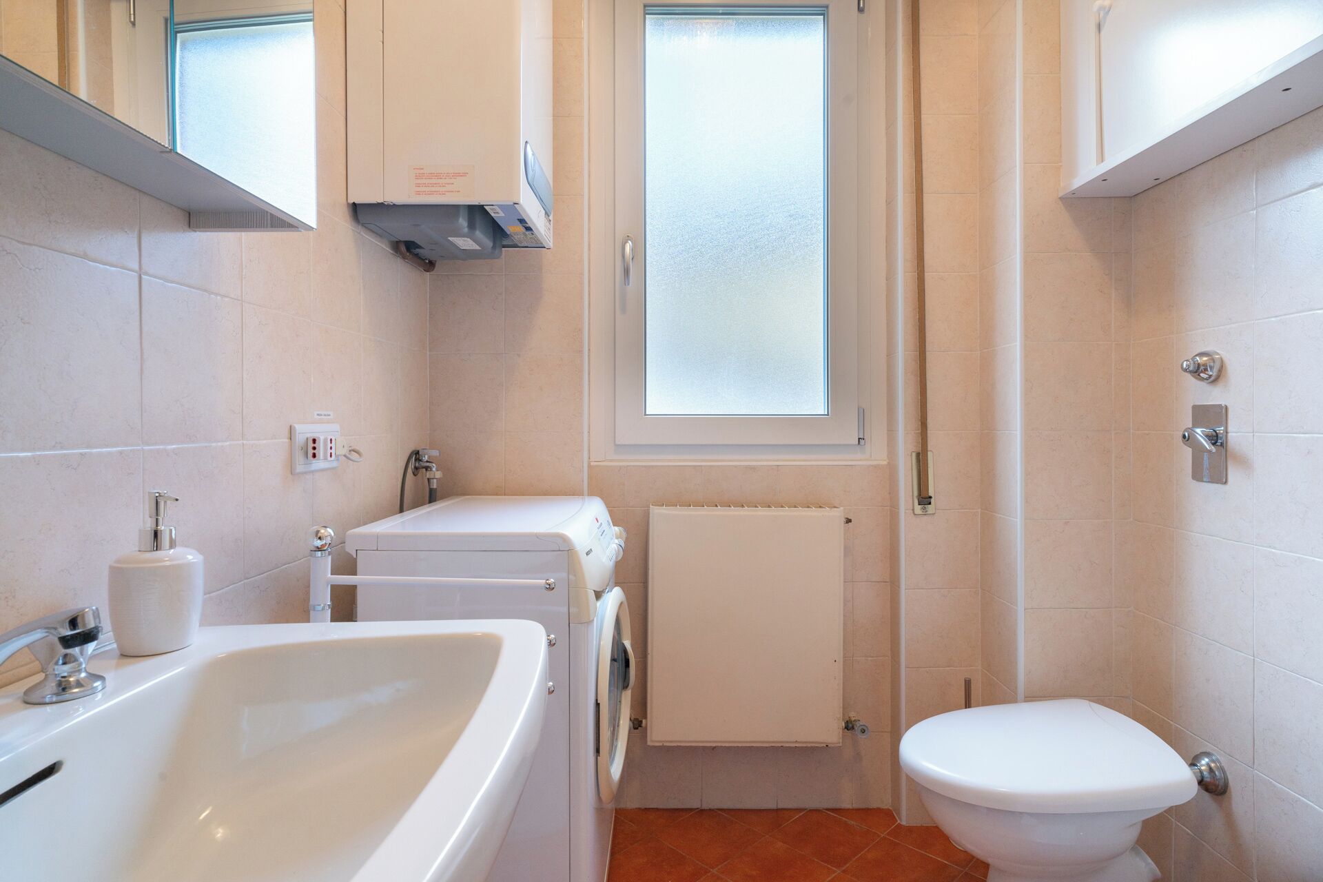 Douche, sèche-cheveux, bidet, serviettes fournies