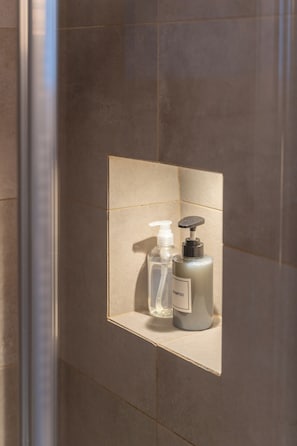 Dusche, Haartrockner, Bidet, Handtücher