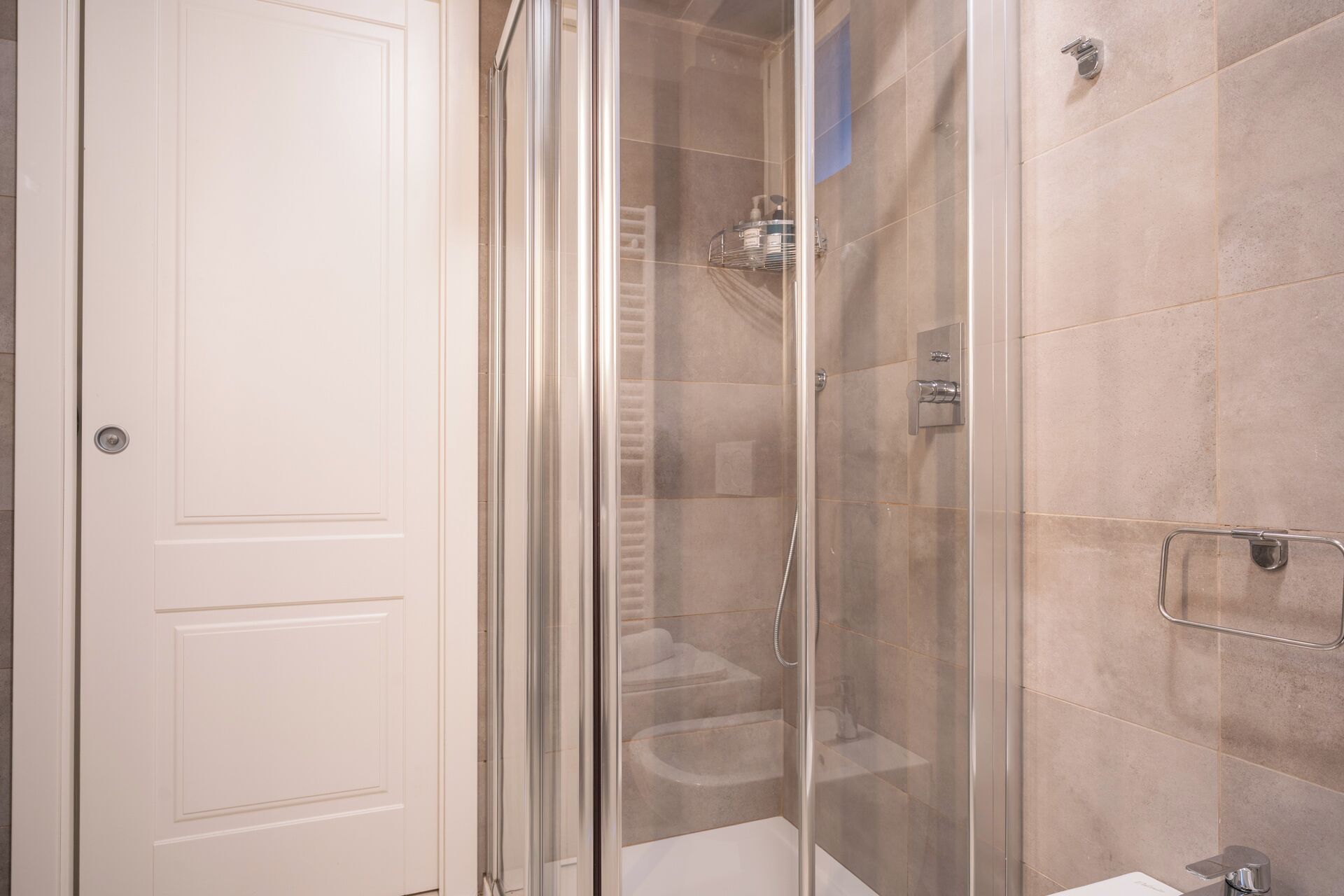 Douche, sèche-cheveux, bidet, serviettes fournies
