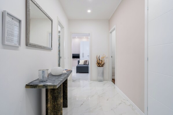 Interior - Il Riflesso del Lago (Lecco)