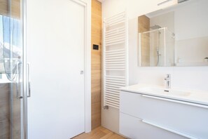 Shower, hair dryer, bidet, towels - Villa Emilia - Appartamento Niki (Cremeno)