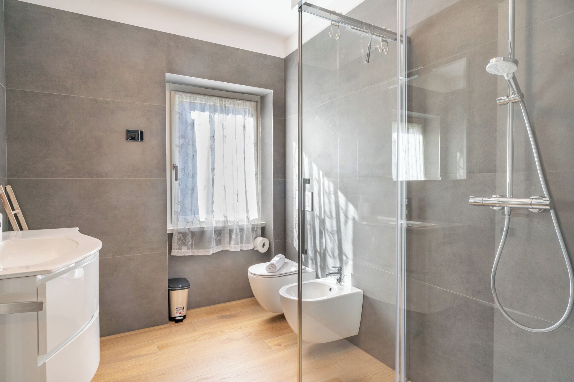 Douche, sèche-cheveux, bidet, serviettes fournies