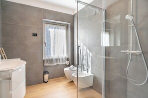 Shower, hair dryer, bidet, towels - Villa Emilia - Appartamento Niki (Cremeno)