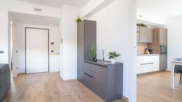 Frigorífico, microondas, horno y placa de cocina