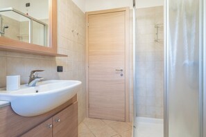 Regadera, amenidades de baño gratuitas, secadora de cabello, bidet 