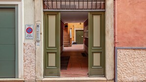 Exterior detail - In the heart of Verona, this cozy studio is the ideal choice for those who want to experience the authenticity of the city.Located on the ground floor, this nest promises moments of relax and tranquility after a day spent exploring the wonders of Verona. (Verona)