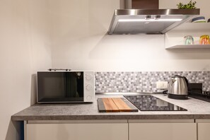 Kühlschrank, Mikrowelle, Herdplatte, Geschirrspüler