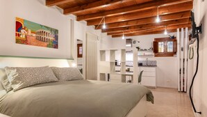 Room - In the heart of Verona, this cozy studio is the ideal choice for those who want to experience the authenticity of the city.Located on the ground floor, this nest promises moments of relax and tranquility after a day spent exploring the wonders of Verona. (Verona)
