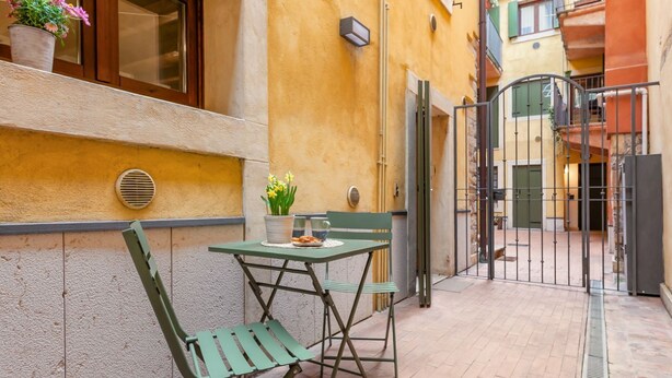 Outdoor dining - In the heart of Verona, this cozy studio is the ideal choice for those who want to experience the authenticity of the city.Located on the ground floor, this nest promises moments of relax and tranquility after a day spent exploring the wonders of Verona. (Verona)