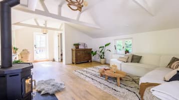 Een smart-tv en een open haard