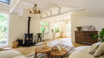 Een smart-tv en een open haard