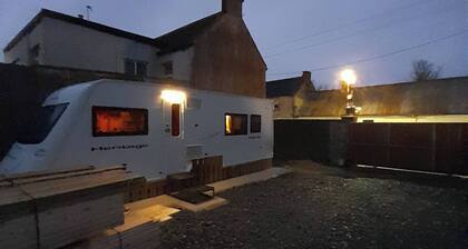 Cosy Caravan off the Street