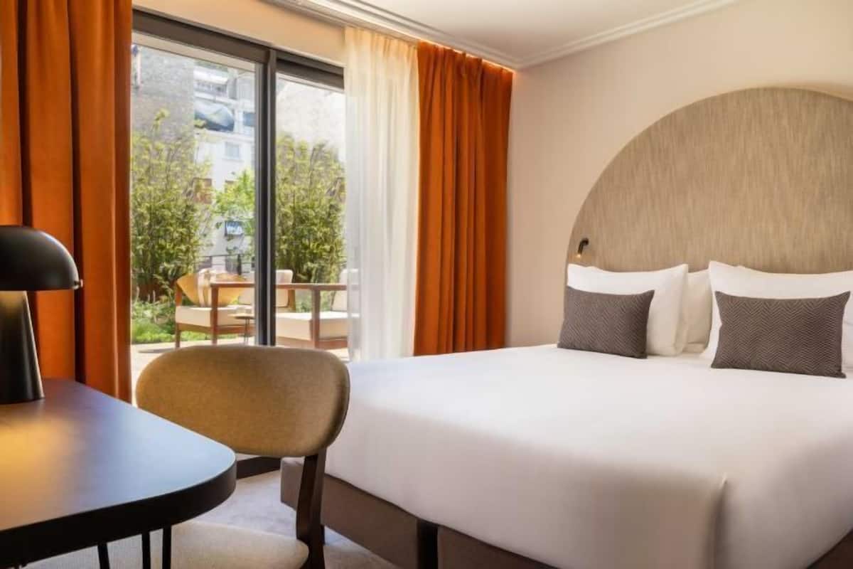 In-room safe, desk, soundproofing, free WiFi