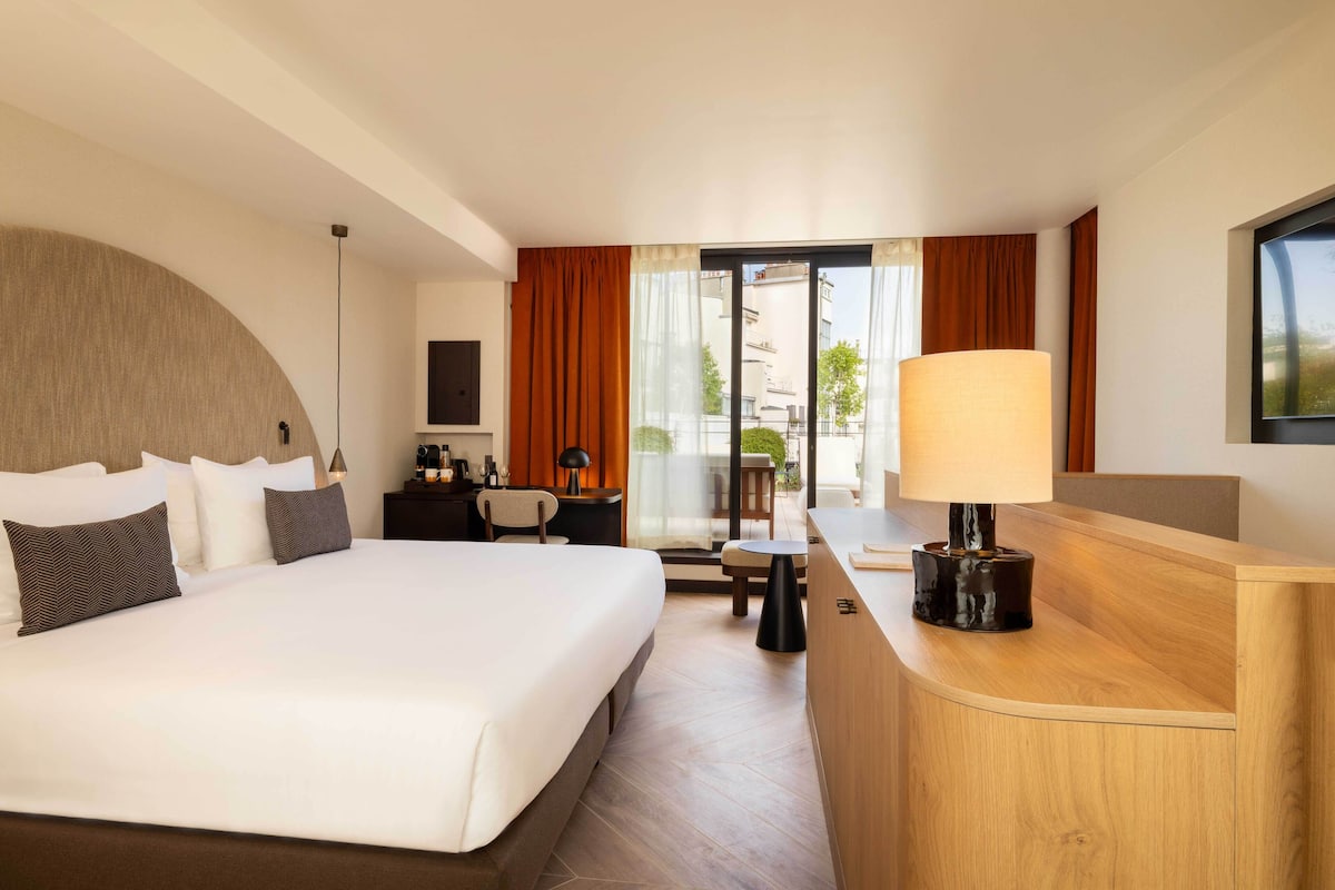 Signature Room | In-room safe, desk, soundproofing, free WiFi