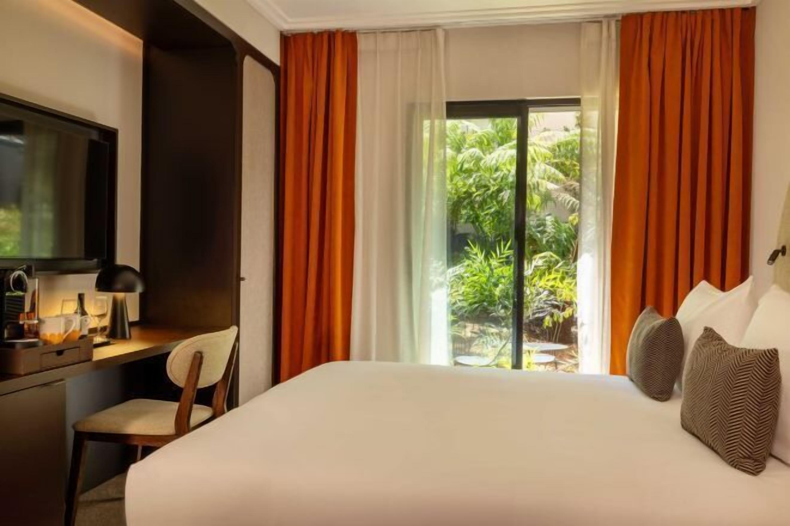 Caja fuerte, escritorio, sistema de insonorización y wifi gratis