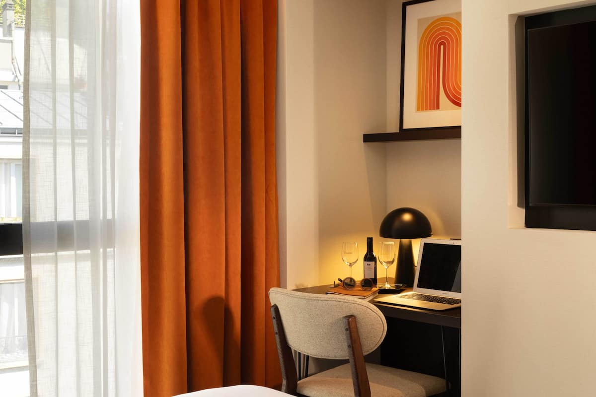 Design Double Room | In-room safe, desk, soundproofing, free WiFi