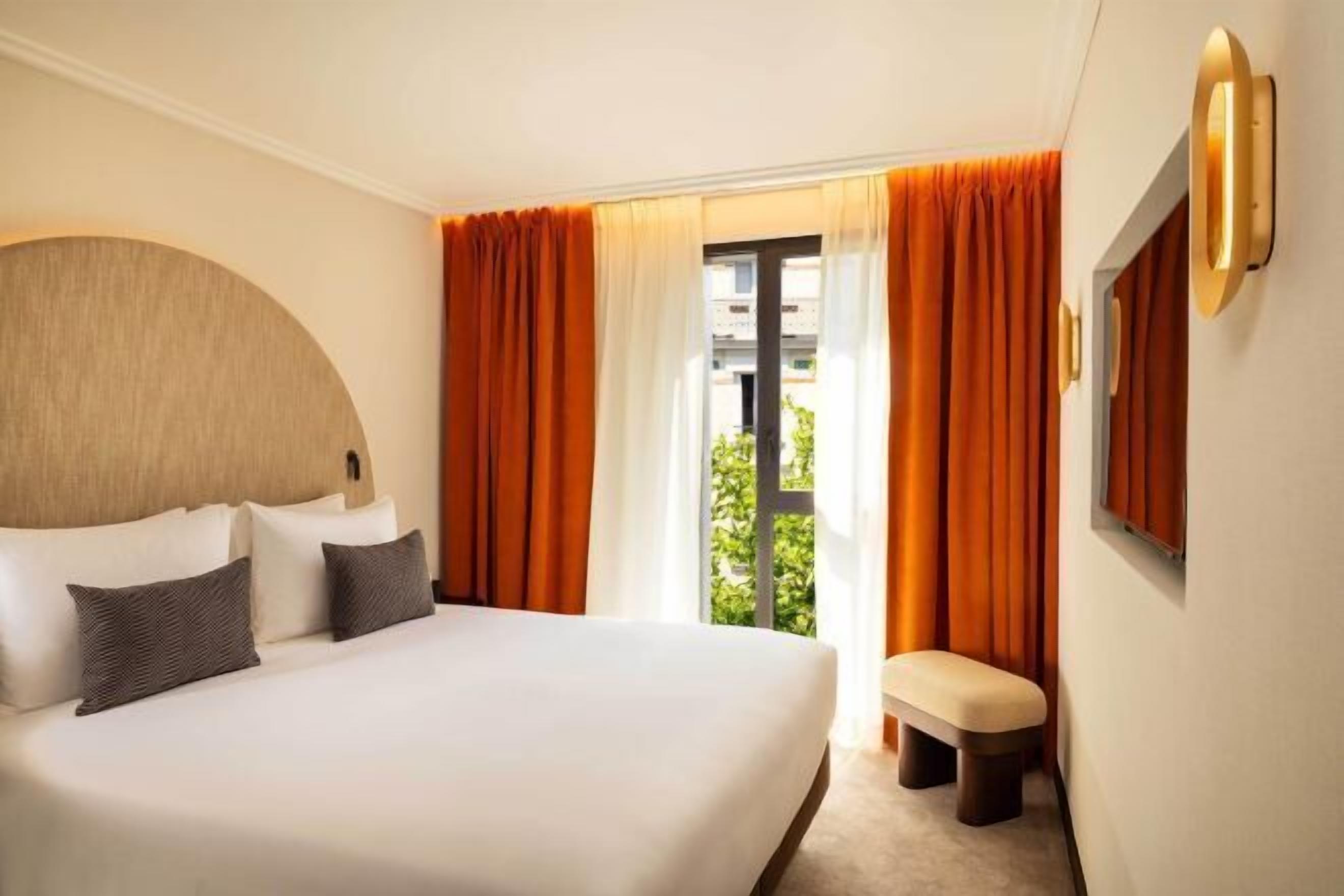 Caja fuerte, escritorio, sistema de insonorización y wifi gratis