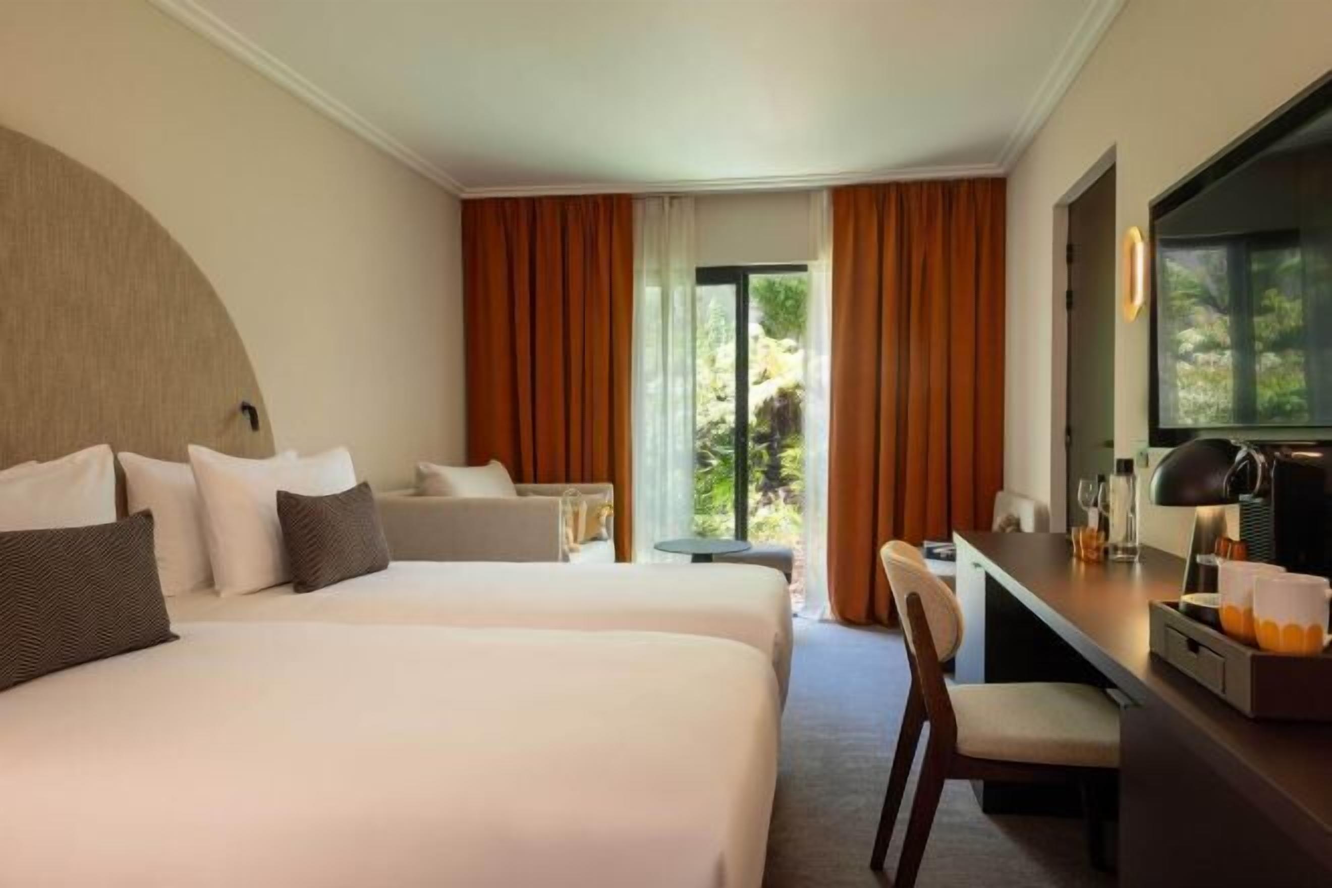 Caja fuerte, escritorio, sistema de insonorización y wifi gratis