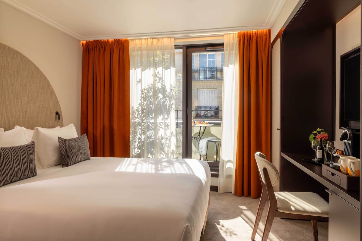 Habitación clásica doble, balcón | 1 dormitorio, caja fuerte, escritorio y sistema de insonorización