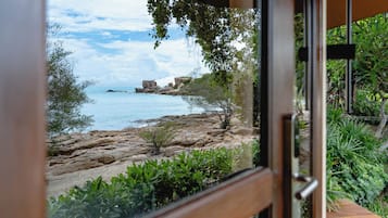 Deluxe Villa, 1 King Bed, Beach View