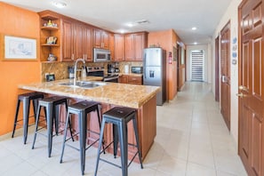 Geladeira, micro-ondas, fogão, cooktop