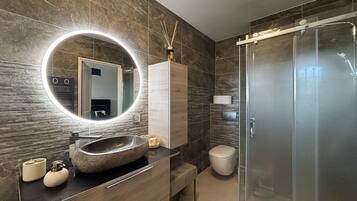 Een douche, een bubbelbad, een haardroger, handdoeken