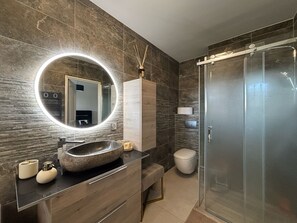 Een douche, een bubbelbad, een haardroger, handdoeken