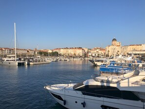 A marina with several yachts docked, a clear sky, and buildings in the background. - Luxury villa in Saint Raphaël, air condition, Pool 40m2, close to beach and city (Saint-Raphaël)
