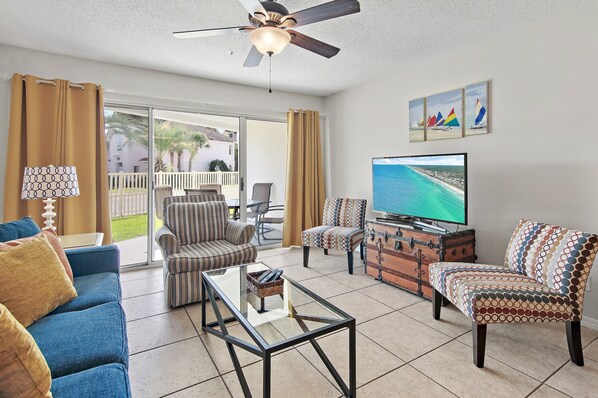 TV, books - Pet Friendly Maravilla Condo Steps to Beach Sleeps 9 (Miramar Beach)
