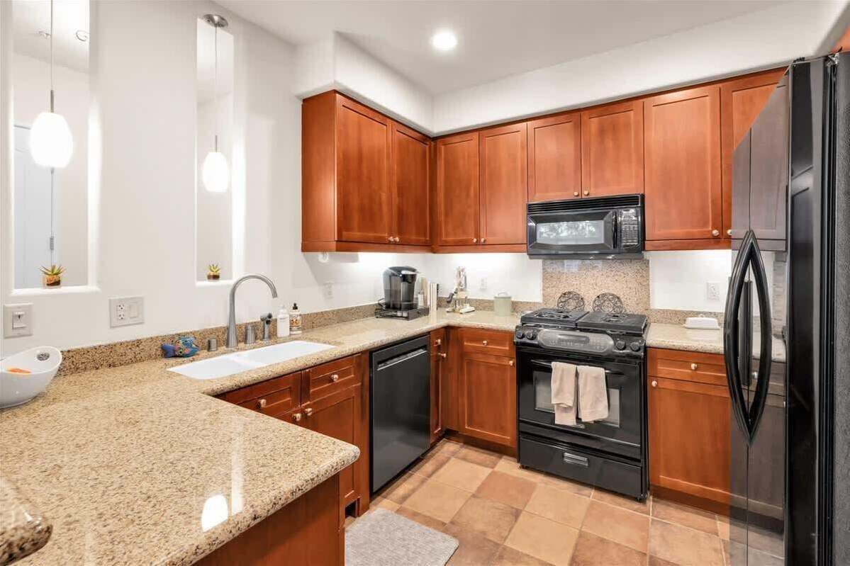 Coffee/tea maker, fridge, microwave, oven