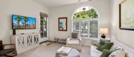 Télévision, cheminée, espaces bureaux