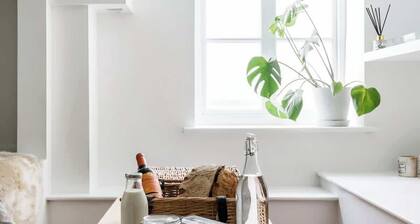 Central Georgian Townhouse with Free Parking