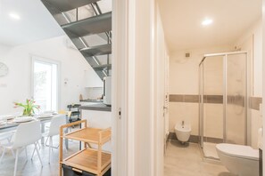 Apartment (2 Bedrooms) | Badezimmer | Dusche, Bidet, Handtücher