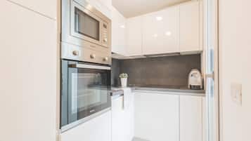 Apartment (2 Bedrooms) | Private kitchen | Oven, espresso maker, electric kettle, high chair