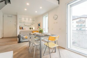 Apartemen (2 Bedrooms) | Area keluarga | TV layar datar