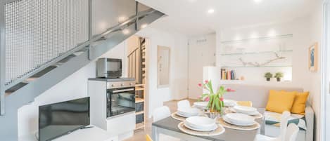 Apartment (2 Bedrooms) | Wohnbereich | Flachbildfernseher