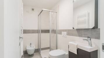 Apartment (2 Bedrooms) | Bathroom | Shower, bidet, towels