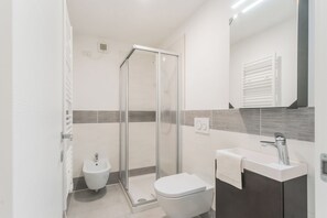 Appartement (2 Bedrooms) | Salle de bain | Douche, bidet, serviettes fournies