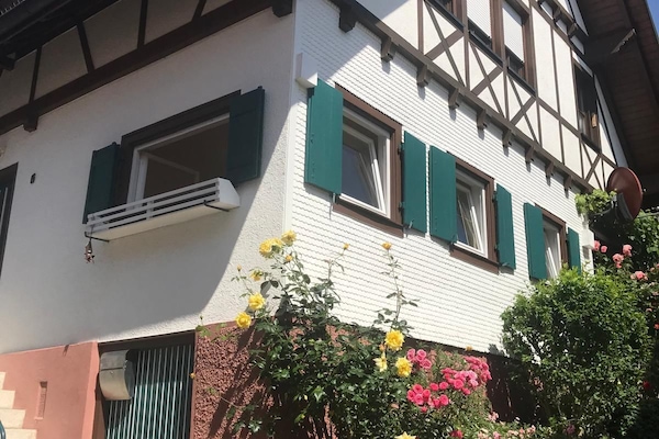 Komplette Ferienwohnung mit zwei Schlafzimmern, Wohnzimmer, Küche, Bad, Keller