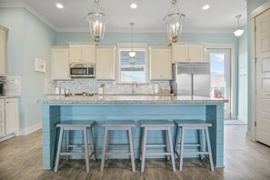 Een koelkast, een microgolfoven, een oven, een kookplaat