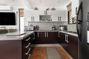 Kühlschrank, Mikrowelle, Herdplatte, Wasserkocher mit Kaffee-/Teezubehör