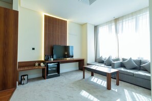 Junior Suite, City View | Living area