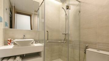 SĂšche-cheveux, bidet, serviettes fournies, savon