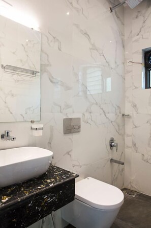 Luksus-dobbeltrom, balkong, sjøutsikt | Bad | Toalettartikler (inkludert), håndklær, såpe og sjampo