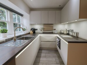 Dishwasher, cookware/dishes/utensils - Bumblebee Cottage (Leyburn)