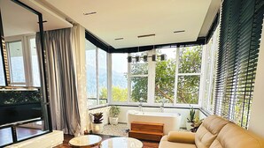 Un salon moderne avec un canapé, une table basse et un téléviseur.