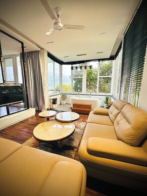 Premier suite, 1 tweepersoonsbed, uitzicht op rivier | Gratis wifi, beddengoed