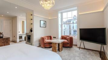 Luxury-Doppelzimmer, 1 Doppelbett | Zimmersafe, Schreibtisch, Verdunkelungsvorhänge, Bügeleisen/Bügelbrett